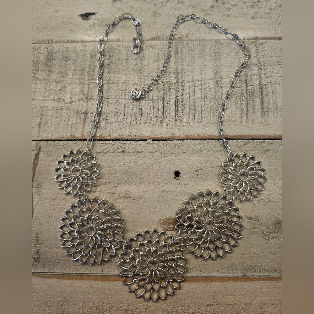 Elegant Silver Floral Necklace